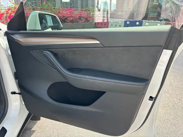 Tesla Model Y — Фото автомобиля 18