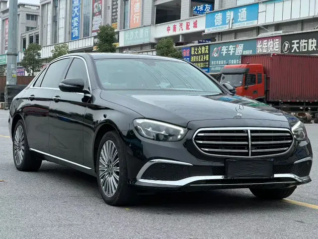 Mercedes-Benz E-Class — Фото автомобиля 3