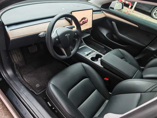 Tesla Model 3 — Фото автомобиля 4