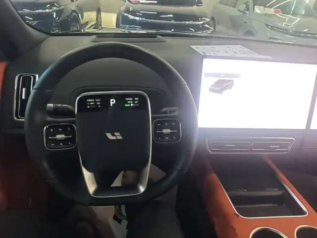 Li Auto L8 — Фото автомобиля 10