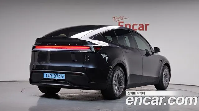 Tesla Model Y — Фото автомобиля 2