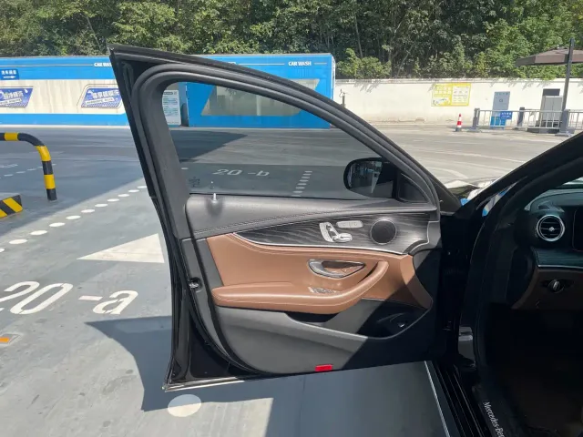 Mercedes-Benz E-Class — Фото автомобиля 10