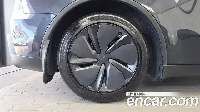 Tesla Model Y — Фото автомобиля 5