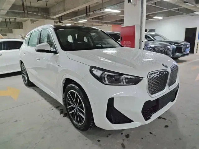 BMW iX1 — Фото автомобиля 3