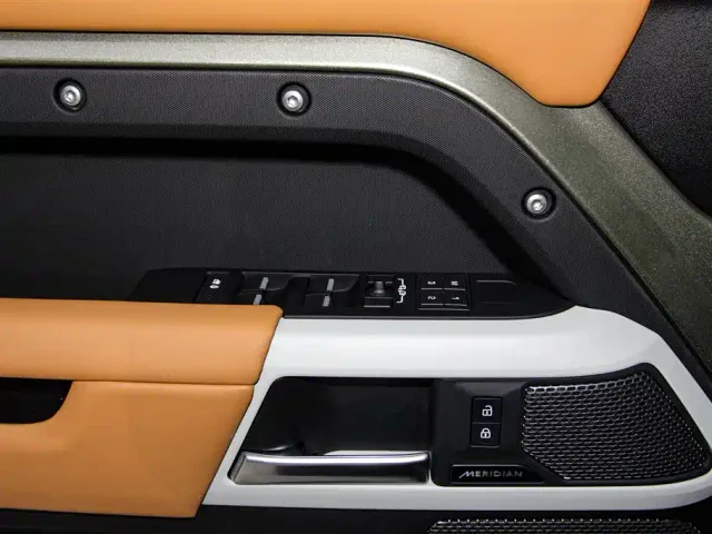 Land Rover Defender — Фото автомобиля 25
