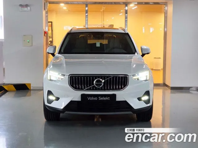 Вольво XC40 — Фото автомобиля 3
