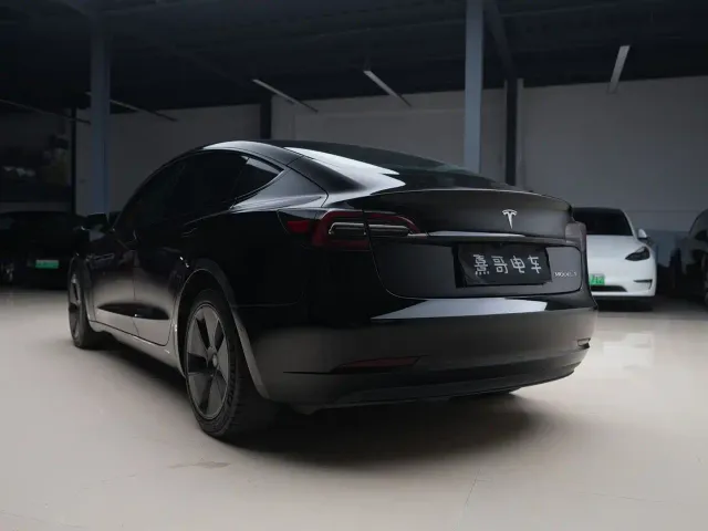 Tesla Model 3 — Фото автомобиля 4