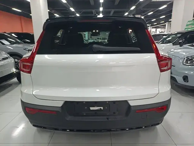 Volvo XC40 — Фото автомобиля 5