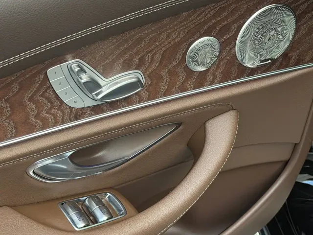Mercedes-Benz E-Class — Фото автомобиля 11
