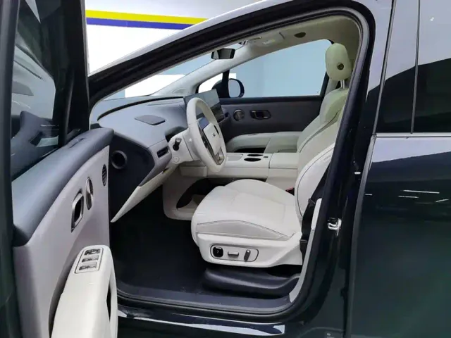 Li Auto i8 — Фото автомобиля 9