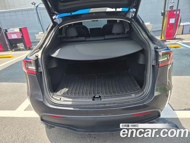 Tesla Model Y — Фото автомобиля 13
