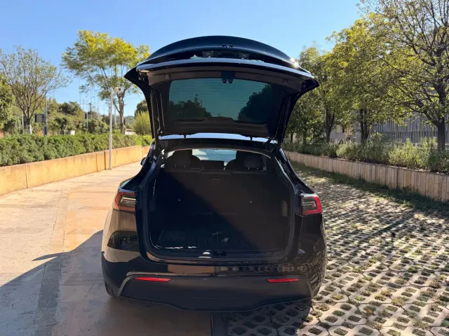 Tesla Model Y — Фото автомобиля 24