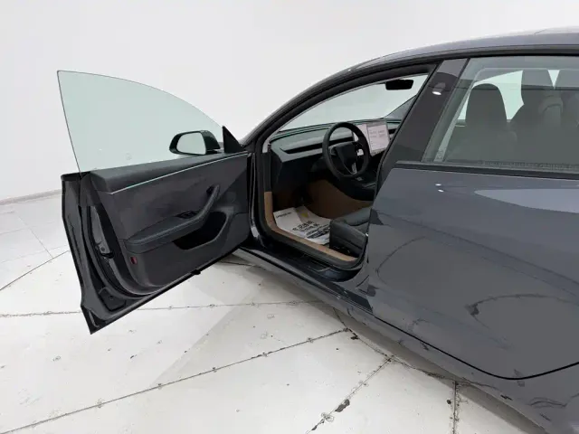 Tesla Model 3 — Фото автомобиля 24