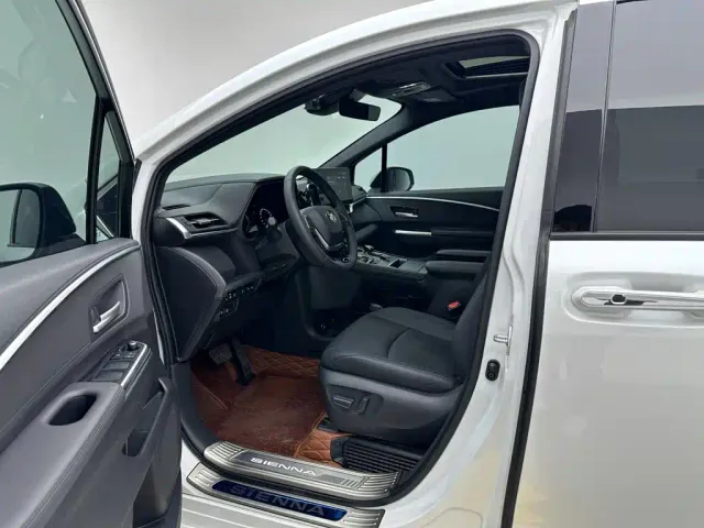Toyota Sienna — Фото автомобиля 12