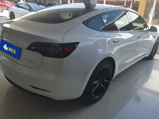 Tesla Model 3 — Фото автомобиля 3