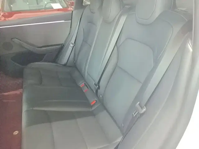 Tesla Model 3 — Фото автомобиля 16
