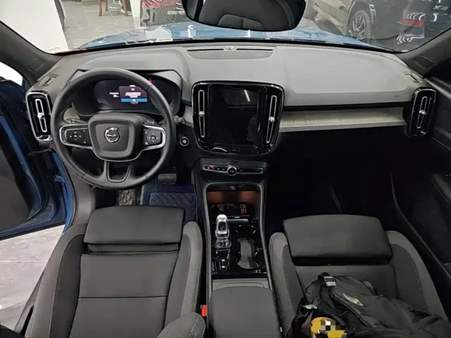 Volvo XC40 — Фото автомобиля 9