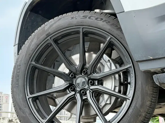 Land Rover Defender — Фото автомобиля 14