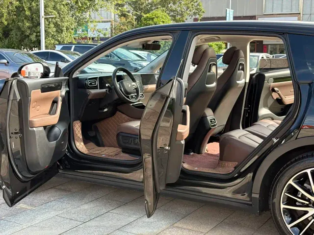 Leapmotor C11 — Фото автомобиля 12