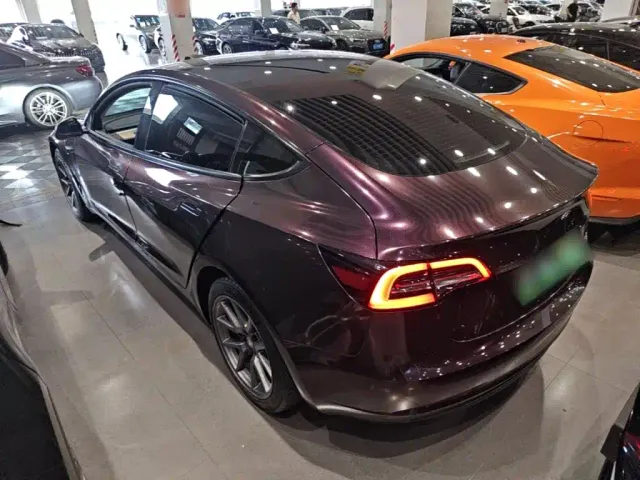 Tesla Model 3 — Фото автомобиля 4