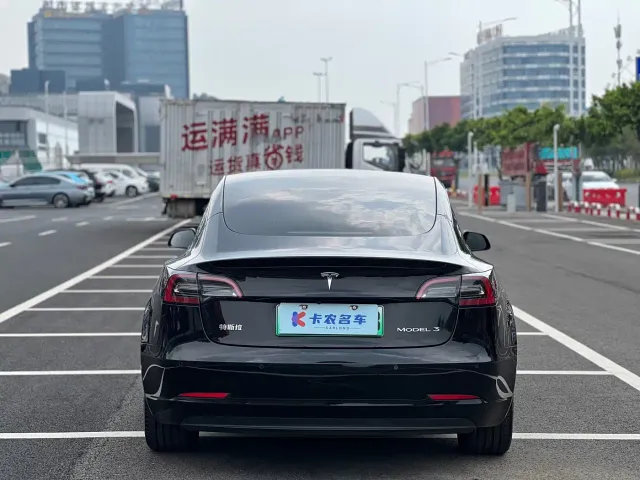 Tesla Model 3 — Фото автомобиля 3