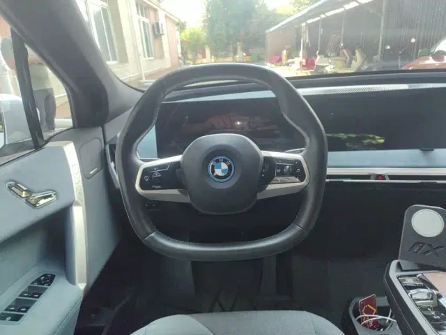 BMW iX — Фото автомобиля 12