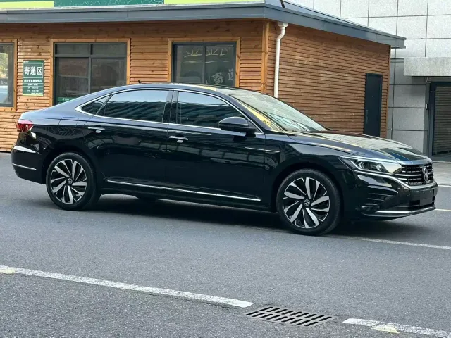 Volkswagen Passat — Фото автомобиля 3
