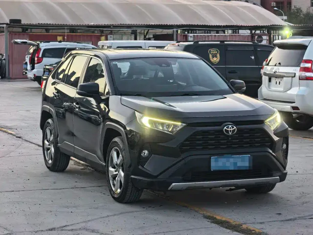 Toyota RAV4 — Фото автомобиля 3