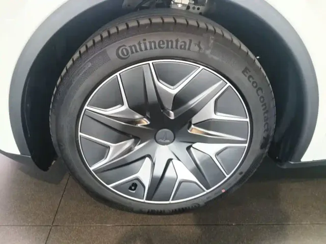 Tesla Model Y L — Фото автомобиля 22