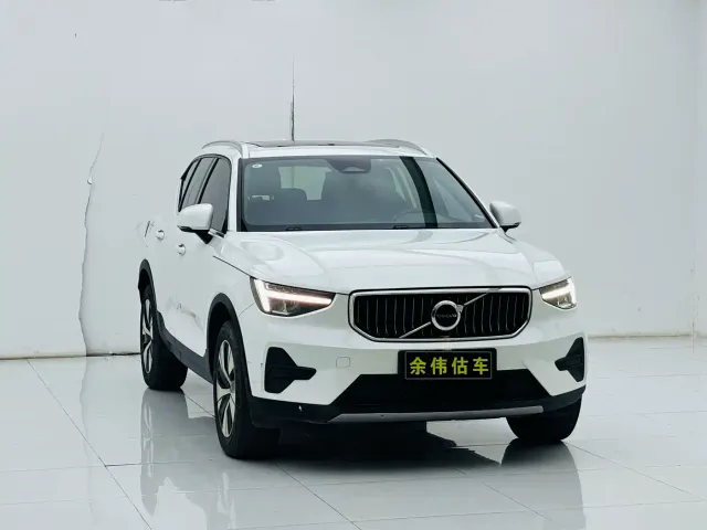 Volvo XC40 — Фото автомобиля 3