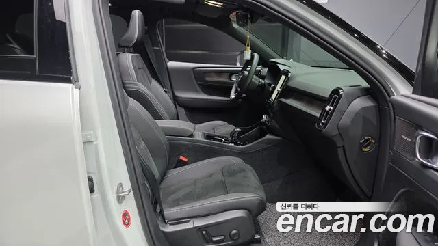 Вольво XC40 — Фото автомобиля 10