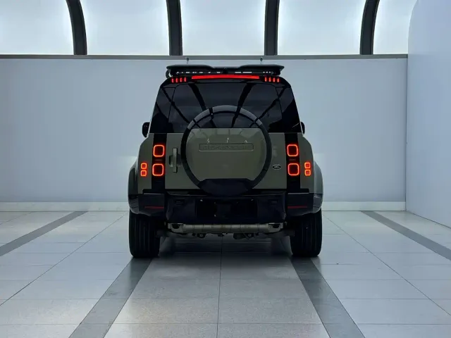 Land Rover Defender — Фото автомобиля 4