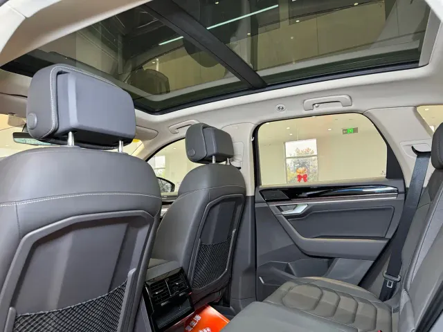 Volkswagen Touareg 2023 3.0TSI R-Line Black Sports Package — Фото автомобиля 9