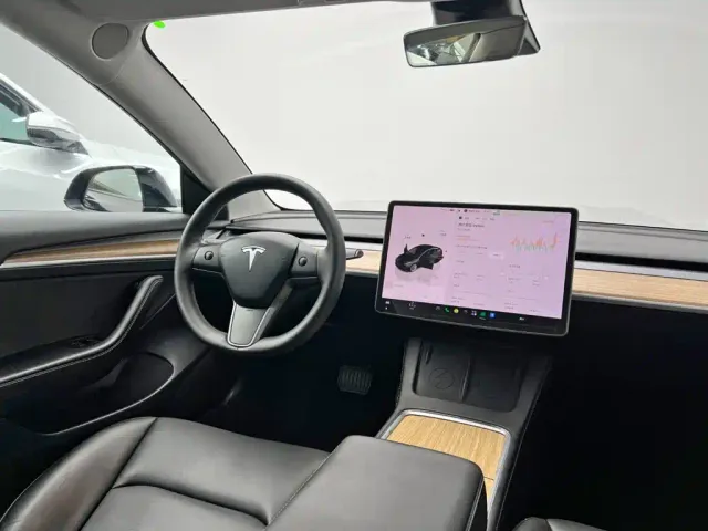 Tesla Model 3 — Фото автомобиля 23