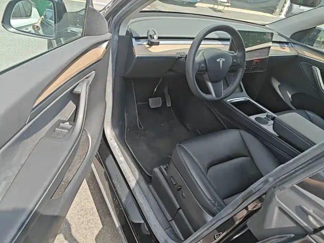 Tesla Model Y — Фото автомобиля 11