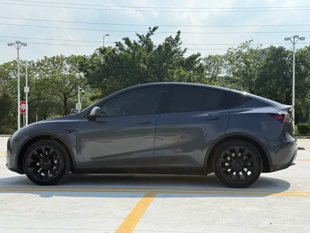Tesla Model Y — Фото автомобиля 17