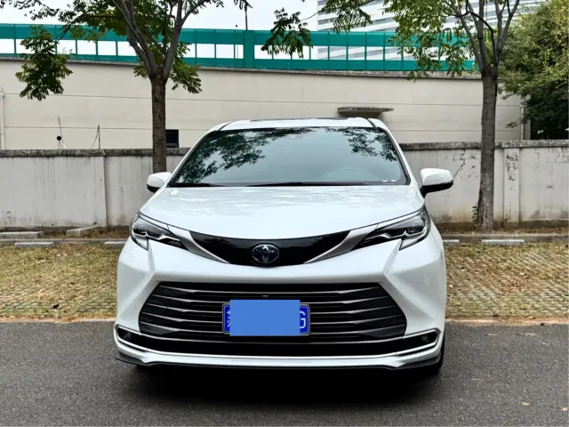 Toyota Sienna — Фото автомобиля 2