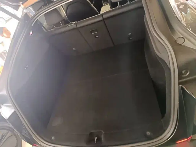 Tesla Model Y — Фото автомобиля 18