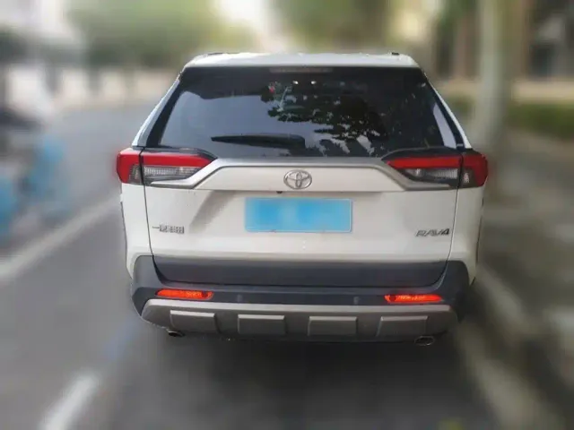 Toyota RAV4 — Фото автомобиля 3