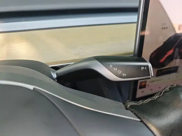 Tesla Model Y — Фото автомобиля 13