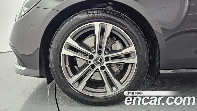 Mercedes-Benz E-Class — Фото автомобиля 5