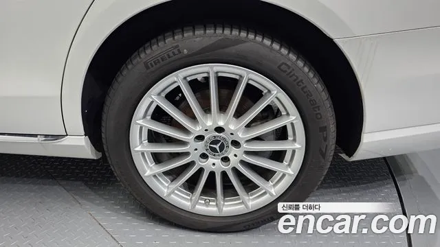 Mercedes-Benz E-Class — Фото автомобиля 16