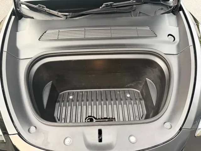 Tesla Model Y — Фото автомобиля 15
