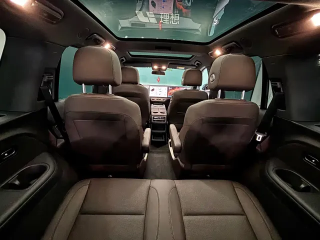 Li Auto L8 — Фото автомобиля 17