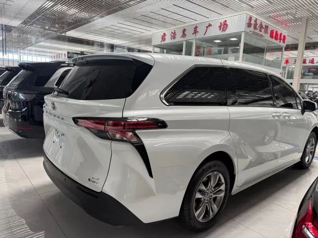 Toyota Sienna — Фото автомобиля 9