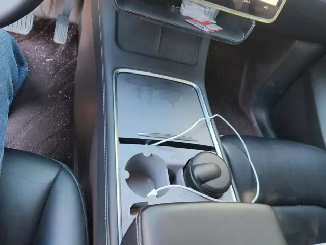 Tesla Model Y — Фото автомобиля 16