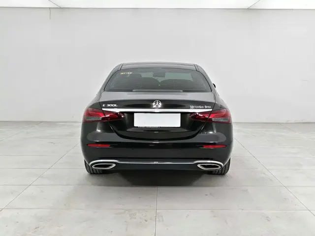 Mercedes-Benz E-Class — Фото автомобиля 3