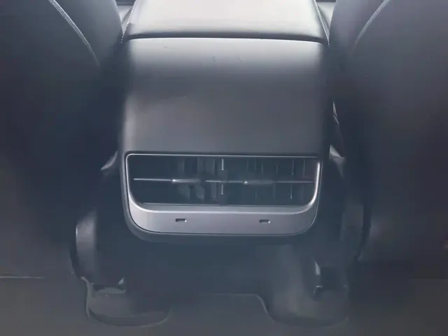 Tesla Model Y — Фото автомобиля 12