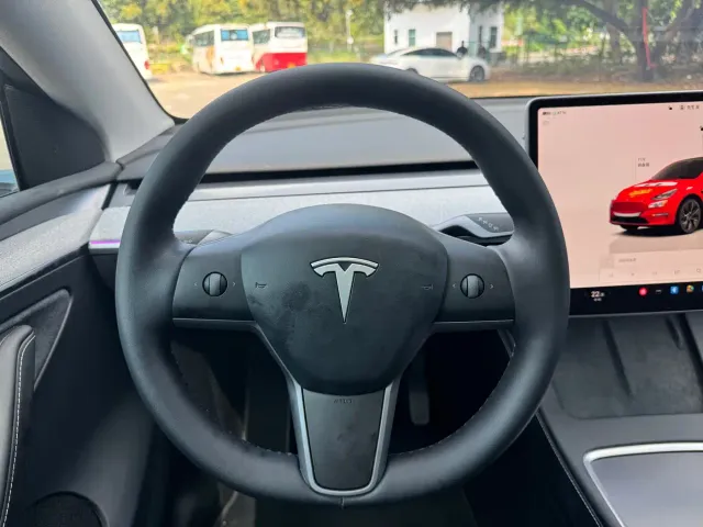 Tesla Model Y — Фото автомобиля 8