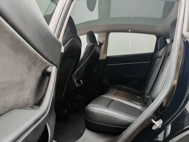 Tesla Model Y — Фото автомобиля 11